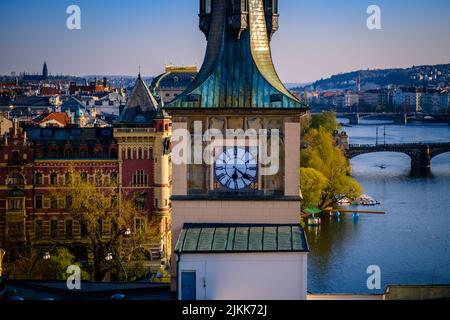 Une belle photo colorée et vibrante d'une tour historique de l'horloge de Prague, sur les berges de la République tchèque. Banque D'Images