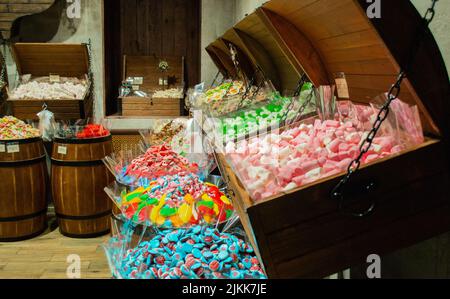 Moscou, Russie, septembre 2019: Pirate - sucrée marmelade. Énormes coffres et barils en bois avec des bonbons colorés : gelée, caramel, etc Banque D'Images