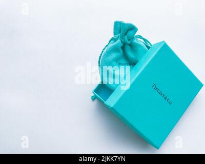 Moscou, Russie, août 2019: Signature Tiffany and Co. Un sac et une boîte marque d'emballage bijoux marque Tiffany and Co. Sur fond blanc. Banque D'Images