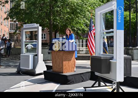 La gouverneure Kathy Hochul fait une annonce de logement et d’énergie propre au NYCHA Woodside Houses, sur Auagust 2, 2022, à New York. Banque D'Images