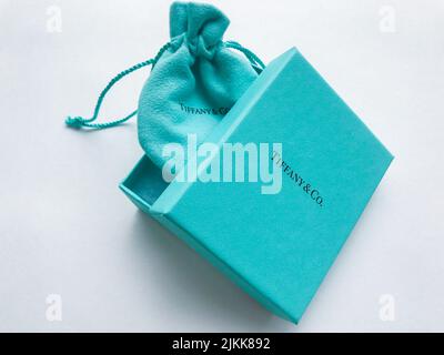 Moscou, Russie, août 2019: Signature Tiffany and Co. Un sac et une boîte marque d'emballage bijoux marque Tiffany and Co. Sur fond blanc. Banque D'Images