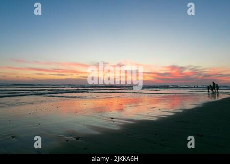 La Jolla, Californie. 1st août 2022. Lundi, le rose, le violet et l'orange reflétaient le coucher du soleil par une journée humide à la Jolla, en Californie. (Image de crédit : © Rishi Deka/ZUMA Press Wire) Banque D'Images