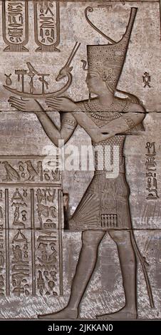 DÉESSE HATHOR DANS LE TEMPLE ÉGYPTIEN DE DENDARA Banque D'Images