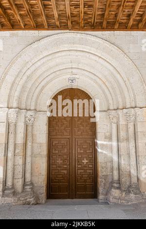 Puerta de entrada con arco de estilo románico en la iglesia de la santísima trinidad de Segovia, España Banque D'Images