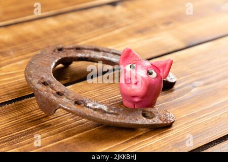 fer à cheval avec signe de cochon chanceux pour la chance pour le premier jour patricks sur un fond en bois Banque D'Images