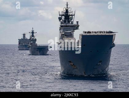 Océan Pacifique, États-Unis. 28 juillet 2022. Le quai d'atterrissage pour hélicoptère de la Royal Australian Navy HMAS Canberra navigue en formation avec le navire d'assaut amphibie de la République de Corée de classe Dokdo ROKS Marado et la marine américaine Henry J. Kaiser-Class Fleet Replending oiler USNS Henry J. Kaiser pendant la côte du Pacifique dans l'océan Pacifique, 28 juillet, 2022 près d'Hawaii, États-Unis. Crédit : MC2 Wesley Richardson/Planetpix/Alamy Live News Banque D'Images