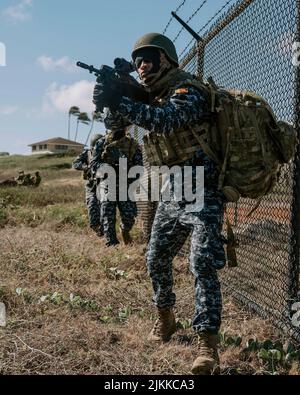 Kaneohe Bay, États-Unis. 01 août 2022. Les Marines sri-lankaises se déplacent à leur position lors d'un raid amphibie multinational littoral opérations dans le cadre de la ceinture du Pacifique à la base des corps marins Hawaii, 1 août 2022, dans la baie de Kaneohe, Hawaï. Crédit : Cpl. Djalma Vuong-de Ramos/Forces armées canadiennes/Alamy Live News Banque D'Images