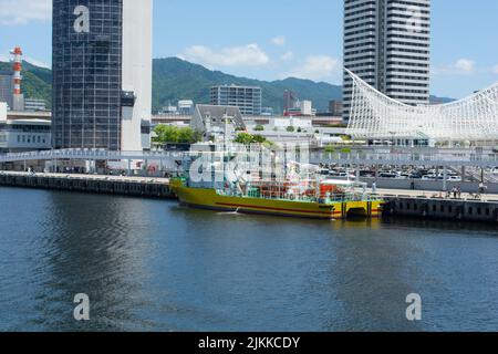 Bateau dans le port le long de la promenade à bord à Kobe Japon. Banque D'Images