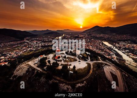 La vue aérienne de l'église de l'Annonciation de la Sainte Vierge 'Hercegovachka Gracanitsa' à Trebinje - Bosnie-Herzégovine Banque D'Images