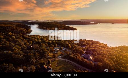 Le ciel de coucher de soleil sur le lac Tenkiller, Oklah et la zone boisée verte dans la soirée Banque D'Images