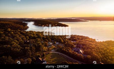 Le ciel de coucher de soleil sur le lac Tenkiller, Oklah et la zone boisée verte dans la soirée Banque D'Images