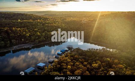 Le ciel de coucher de soleil sur le lac Tenkiller, Oklah et la zone boisée verte dans la soirée Banque D'Images