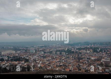 Vue panoramique de Razlog sous un ciel nuageux à Blagoevgrad, Bulgarie Banque D'Images