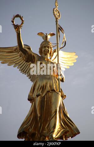 Un gros plan vertical de la colonne de la victoire à Berlin, en Allemagne Banque D'Images