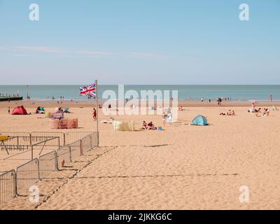 Bains de soleil rendant visite aux touristes sur la plage de sable de Margate Kent Angleterre Royaume-Uni - été bord de mer d'été Grande-Bretagne britannique Banque D'Images