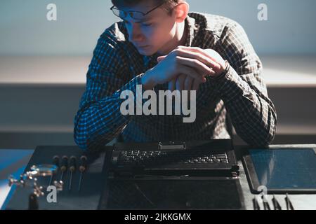 atelier de réparation de micro-électronique ordinateur portable démonté Banque D'Images