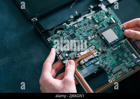 carte mère pour ordinateur portable de l'atelier de réparation de microélectronique Banque D'Images