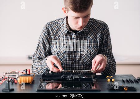 atelier de réparation de micro-électronique ordinateur portable démonté Banque D'Images