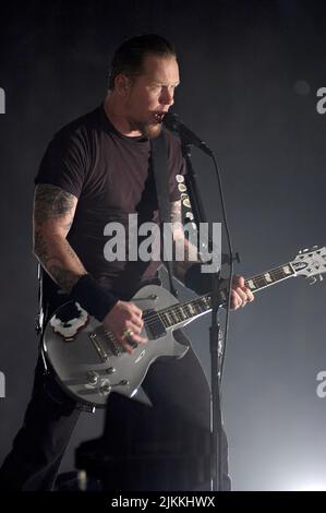 A vertical shot of James Hetfield from Metallica performing live at the former Arrowhead Pond Stock Photo