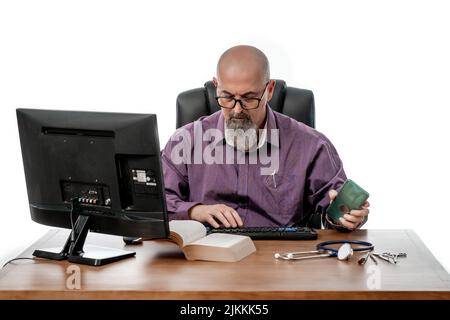 Portrait d'un médecin effectuant des recherches dans son bureau isolé sur fond blanc, Madrid Banque D'Images