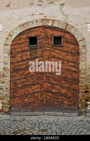 La porte d'entrée d'une maison médiévale à Montecosaro, une vieille ville de la région des Marches en Italie. Banque D'Images