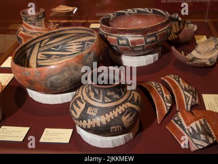 Assortiment de poteries Hohokam anciennes de Polychrome AD 1300-1450 de Gila Pueblo de pots d'argile rouge, bols et pots peints avec des motifs complexes. Globe, A Banque D'Images