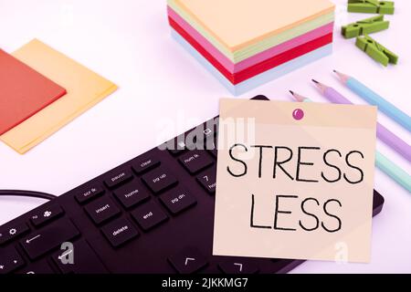 Écriture affichant moins de stress de texte. Internet concept rester à l'écart des problèmes sortir se détendre méditer se laisser s'offrir ordinateur clavier et symbole Banque D'Images