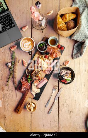 Un gros plan vertical de la table en bois avec différents types d'aliments. Banque D'Images