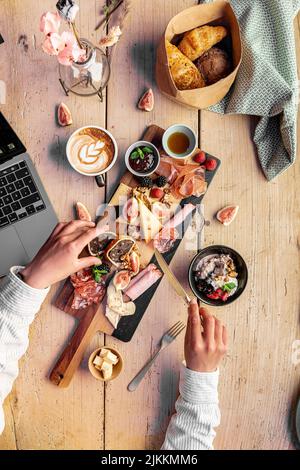 Un gros plan vertical de la table en bois avec différents types d'aliments. Banque D'Images