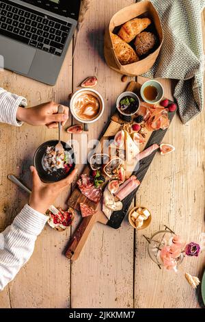 Un gros plan vertical de la table en bois avec différents types d'aliments. Banque D'Images