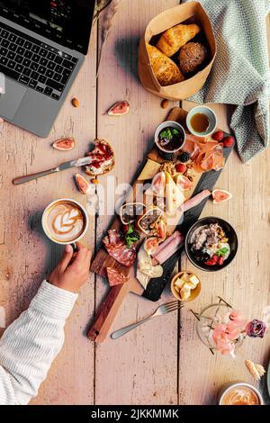 Un gros plan vertical de la table en bois avec différents types d'aliments. Banque D'Images