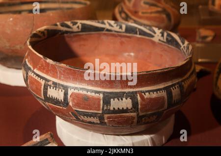 Dessins peints en rouge et noir sur un bol en argile rouge de la culture Hohokam de Pueblo Grande, Phoenix AZ Banque D'Images