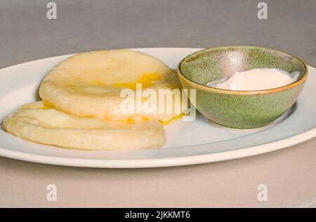 Boulettes de pommes de terre avec la souse sur l'assiette et le bol, prêts à manger. Banque D'Images