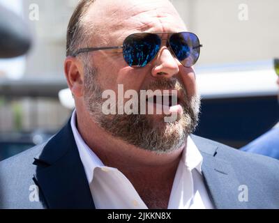 Austin, États-Unis. 02nd août 2022 : flanqué de plusieurs gardes du corps, Alex JONES, chef des Infowars, arrive au palais de justice du comté de Travis pour un témoignage de l'après-midi dans son procès pour diffamation au jour 6 sur 2 août 2022. Jones a été reconnu coupable de diffamation envers des familles lors du massacre de l'école Sandy Hook en 2012. Le jury doit décider d'accorder jusqu'à $150 millions aux familles Sandy Hook. Crédit : Bob Daemmrich/Alay Live News Banque D'Images