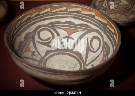 Ancien bol en céramique de la région de Santo Domingo Pueblo situé dans la vallée du Rio Grande près d'Albuquerque, Nouveau-Mexique. Banque D'Images