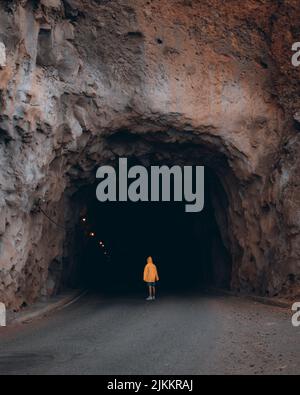 The man in the yellow jacket goes into the tunnel Banque D'Images