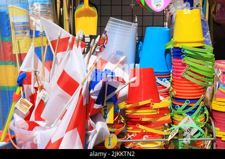 Seaux, craques et drapeaux d'Angleterre en vente dans une boutique en bord de mer de Broadlairs, sur l'île de Thanet, à Kent, Royaume-Uni Banque D'Images