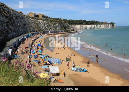 Jolie plage de St Mary's Bay et falaises à Broadescaliers, sur l'île de Thanet, à Kent, Royaume-Uni Banque D'Images