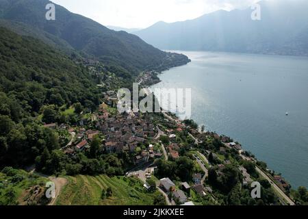 Vue panoramique sur Sant Abbondio au-dessus du lac Lago Maggiore et des montagnes de Locarno au Tessin, en Suisse Banque D'Images