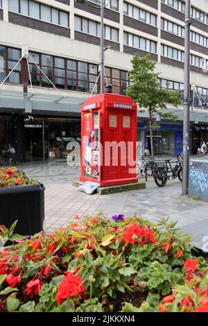 Sauchihall Streett, Glasgow, Écosse, Royaume-Uni. Boîte de police peinte en rouge vif. Maintenant converti en une petite unité de vente au détail vendant des huiles CBD concentre des sédiments. Les dispensaires d'origine de CBDtec en Écosse. Association des métiers du cannabis. Banque D'Images