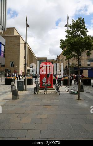 Sauchihall Streett, Glasgow, Écosse, Royaume-Uni. Boîte de police peinte en rouge vif. Maintenant converti en une petite unité de vente au détail vendant des huiles CBD concentre des sédiments. Les dispensaires d'origine de CBDtec en Écosse. Association des métiers du cannabis. Banque D'Images