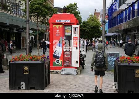 Sauchihall Streett, Glasgow, Écosse, Royaume-Uni. Boîte de police peinte en rouge vif. Maintenant converti en une petite unité de vente au détail vendant des huiles CBD concentre des sédiments. Les dispensaires d'origine de CBDtec en Écosse. Association des métiers du cannabis. Banque D'Images