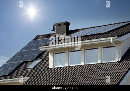 Panneaux solaires installés pour maison privée sur le toit Banque D'Images