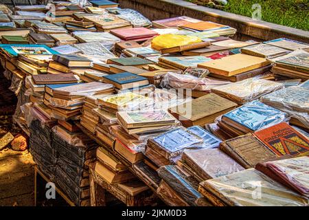 2019 07 16 9999 Tbilissi Géorgie - table de fortune couverte dans les livres utilisés chez le vendeur de livres en plein air dans les rues de Tbilissi Géorgie. Banque D'Images