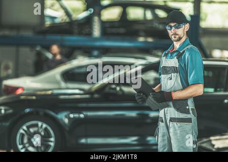 Technicien de concession automobile caucasienne chargé de l'entretien des voitures.Thème du service de voiture. Banque D'Images