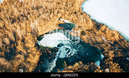 Une vue glaciale de la fonte de la neige et des îles automnales au printemps Banque D'Images
