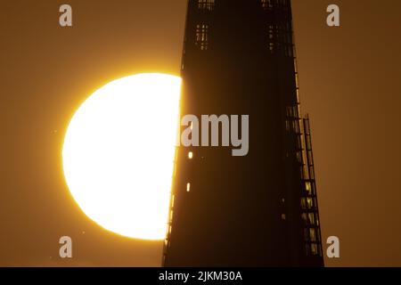 Londres, Royaume-Uni. 2nd août 2022. Météo au Royaume-Uni : coucher de soleil spectaculaire derrière le gratte-ciel de Shard. Credit: Guy Corbishley/Alamy Live News Banque D'Images