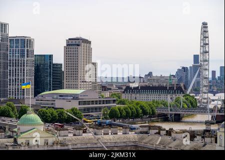 Le Royal Festival Hall, le County Hall, le London Eye et d'autres bâtiments avec drapeau ukrainien au premier plan Banque D'Images