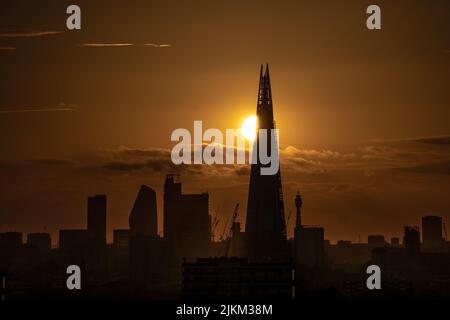 Londres, Royaume-Uni. 2nd août 2022. Météo au Royaume-Uni : coucher de soleil spectaculaire derrière le gratte-ciel de Shard. Credit: Guy Corbishley/Alamy Live News Banque D'Images