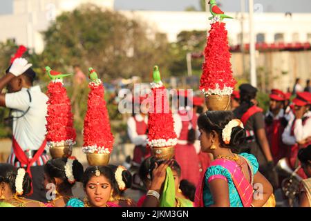 Chennai, Tamilnadu, Inde - 26 janvier 2020 : élèves de l'école portant des costumes colorés et présentant leur art et célébrant à l'occasion de l'Indien Banque D'Images